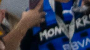 Andre Gignac de Tigres celebra un gol ante Monterrey junto a su hijo.