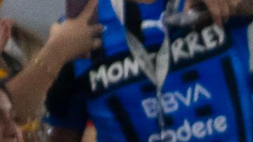 Andre Gignac de Tigres celebra un gol ante Monterrey junto a su hijo.