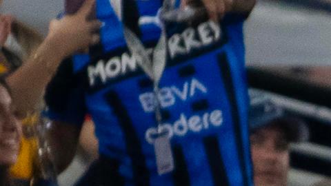 Andre Gignac de Tigres celebra un gol ante Monterrey junto a su hijo.
