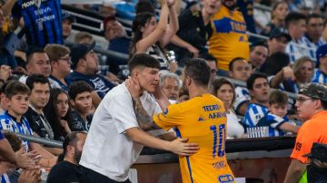 Andre Gignac de Tigres celebra un gol ante Monterrey junto a su hijo.