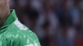 El delantero brasileño del Real Madrid Vinicius Jr. (d) intenta superar a Youssouf Sabaly, del Betis.