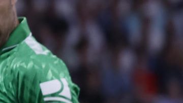 El delantero brasileño del Real Madrid Vinicius Jr. (d) intenta superar a Youssouf Sabaly, del Betis.