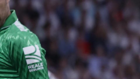 El delantero brasileño del Real Madrid Vinicius Jr. (d) intenta superar a Youssouf Sabaly, del Betis.