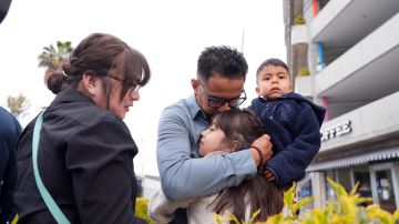 Eduardo Arriaga, un beneficiario del programa de Acción Diferida para los Llegados en la Infancia (DACA), abraza a su hija junto a su esposa Sara Mireya Martínez, luego de atravesar el puerto de entrada de San Ysidro en San Diego, California (EE. UU).