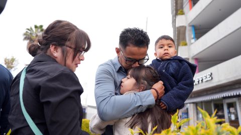 Eduardo Arriaga, un beneficiario del programa de Acción Diferida para los Llegados en la Infancia (DACA), abraza a su hija junto a su esposa Sara Mireya Martínez, luego de atravesar el puerto de entrada de San Ysidro en San Diego, California (EE. UU).