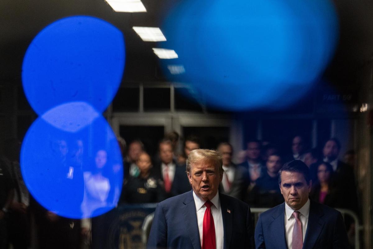 Video: decenas de globos en forma de pene sobrevuelan la corte donde se juzga a Donald Trump