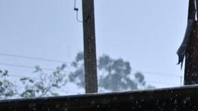 Un hombre camina en el agua que inunda su vivienda este domingo en el municipio de Río Pardo, estado de Rio Grande do Sul (Brasil).