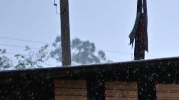Un hombre camina en el agua que inunda su vivienda este domingo en el municipio de Río Pardo, estado de Rio Grande do Sul (Brasil).