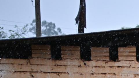 Un hombre camina en el agua que inunda su vivienda este domingo en el municipio de Río Pardo, estado de Rio Grande do Sul (Brasil).