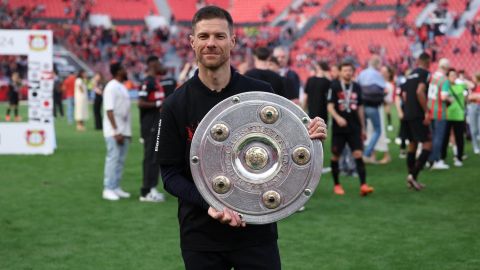 Xabi Alonso posa con el trofeo de la Bundesliga.