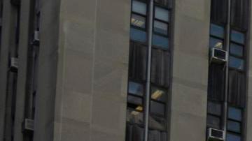 Un partidario del ex presidente estadounidense Donald Trump ondea una enorme bandera en un parque fuera de la Corte Suprema del Estado de Nueva York.