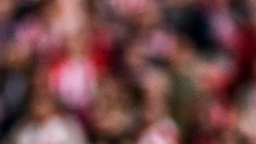 El delantero del Athletic Iñaki Williams (d) juega un balón ante Marcos Acuña, del Sevilla.