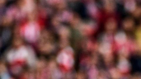 El delantero del Athletic Iñaki Williams (d) juega un balón ante Marcos Acuña, del Sevilla.
