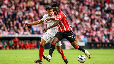 El delantero del Athletic Iñaki Williams (d) juega un balón ante Marcos Acuña, del Sevilla.