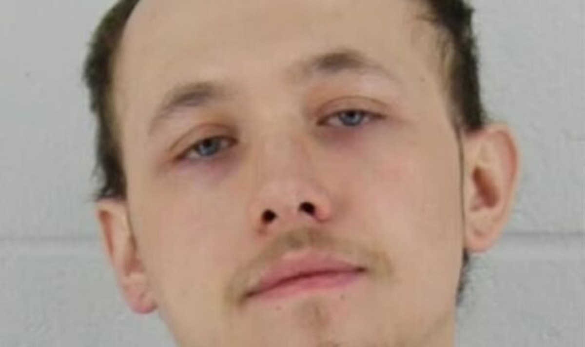 Empleado de un restaurante de carnes contaminó la comida durante un mes con “fluidos corporales”