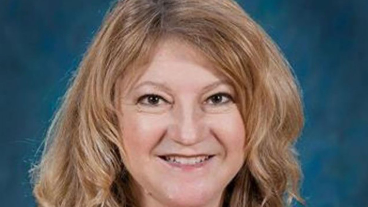 Hombre de California acusado de matar a su madre, una querida maestra de jardín de infantes