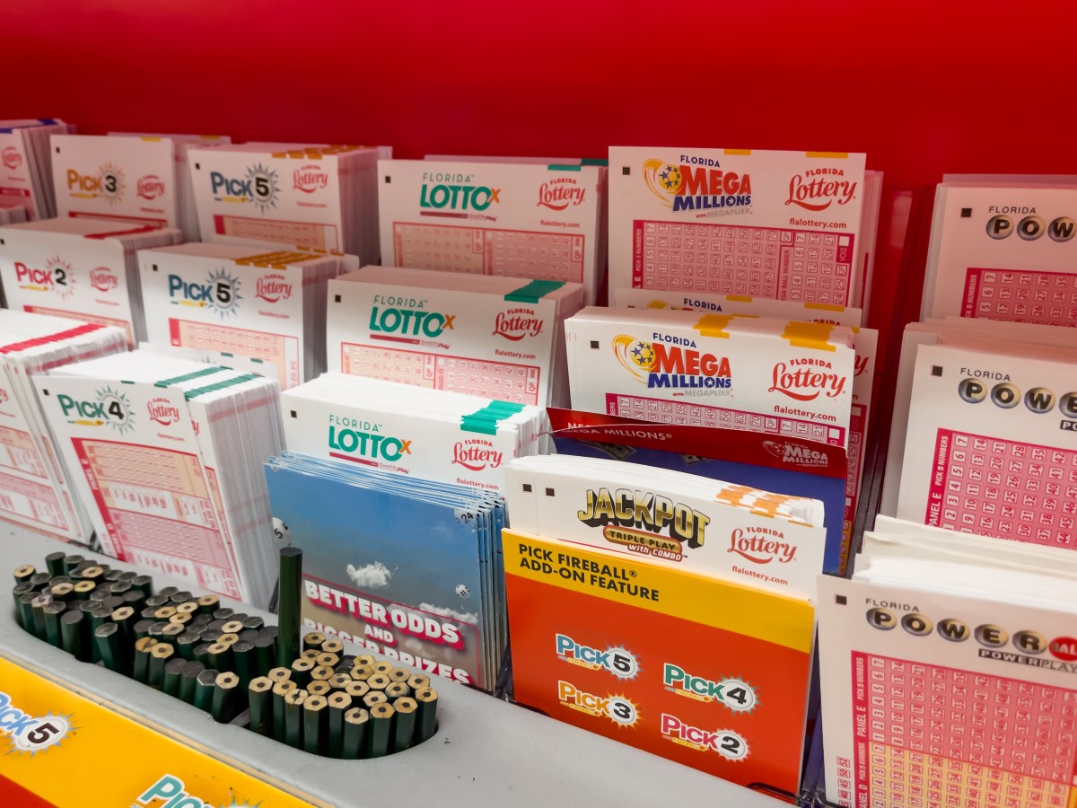 Mujer descubre que llevaba semanas con boleto de lotería premiado con $50,000 dólares