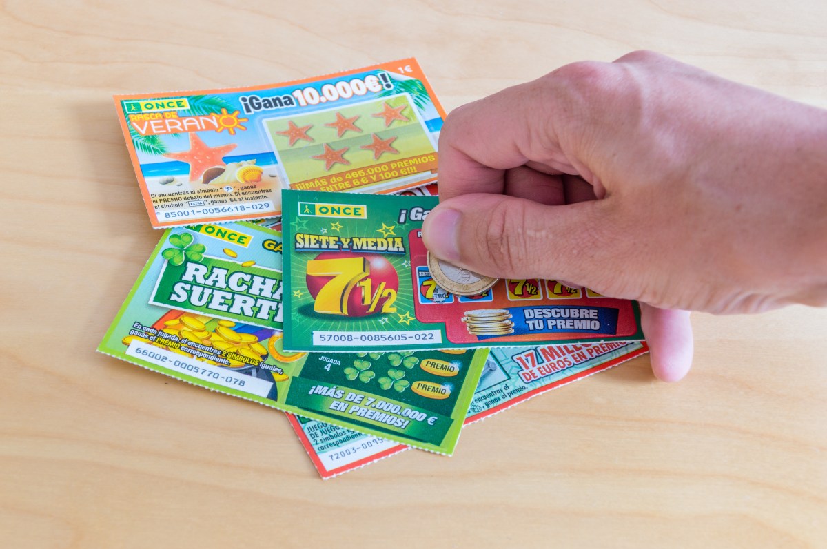 Pareja gasta $5 en raspadito de lotería y se gana premio mayor de $300,000 dólares