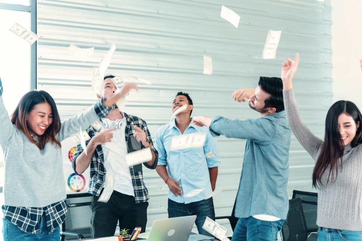 Grupo de 8 vecinos compra un boleto de lotería y se ganan $110,000 dólares