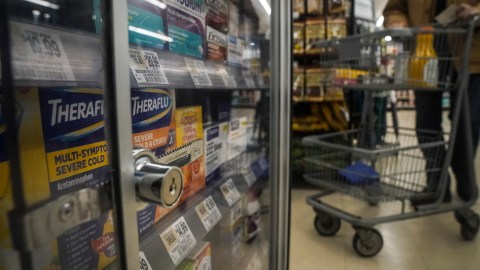Muchos negocios se han visto precisados a poner bajo llave sus productos para evitar el robo.