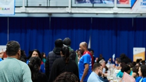 Personal jurídico y voluntarios, entre otros, dieron asistencia en varios idiomas.
