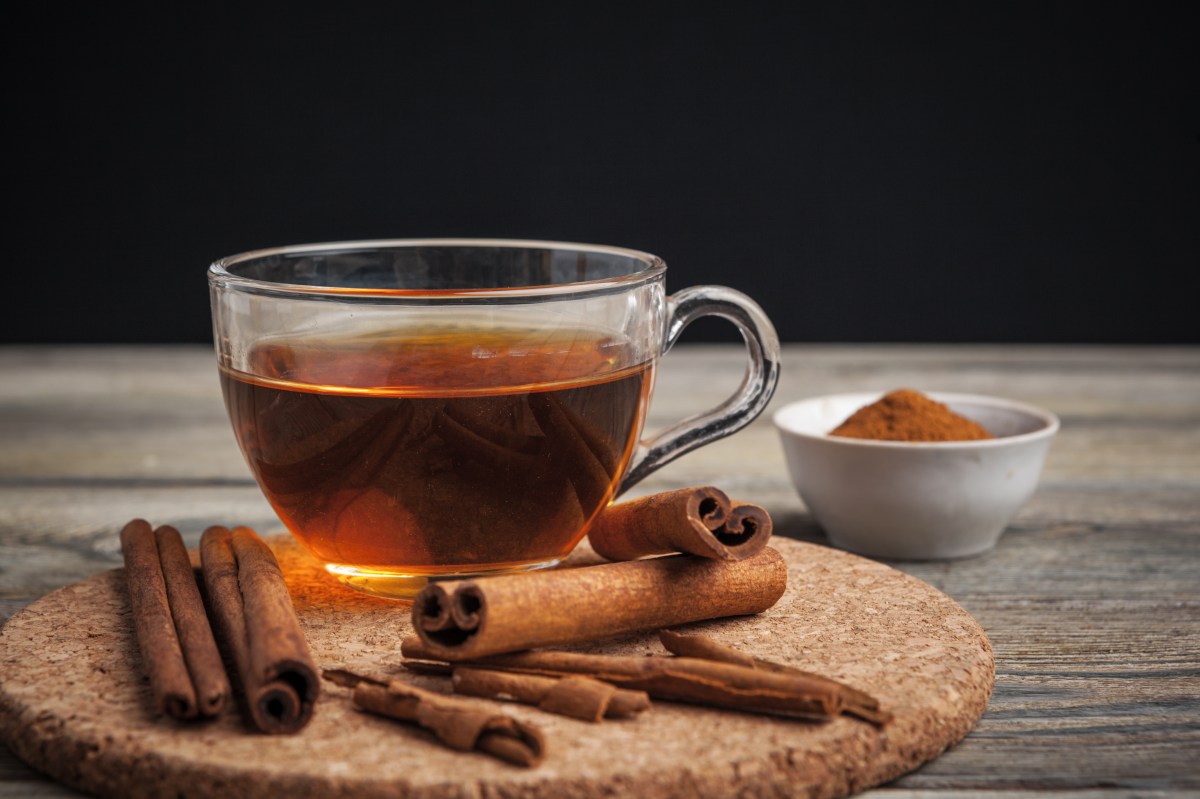 Descubre los beneficios del té de canela para activar metabolismo y regular el azúcar