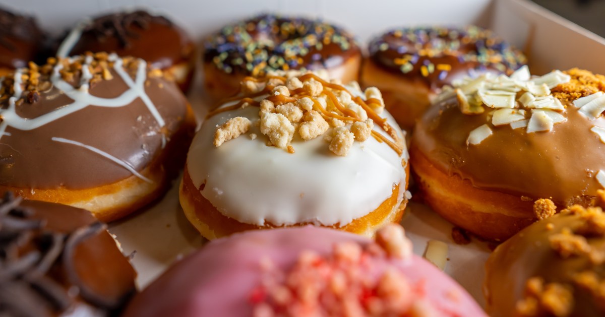 Krispy Kreme y Dolly Parton se unen para crear nueva colección de donas ‘Southern Sweets’
