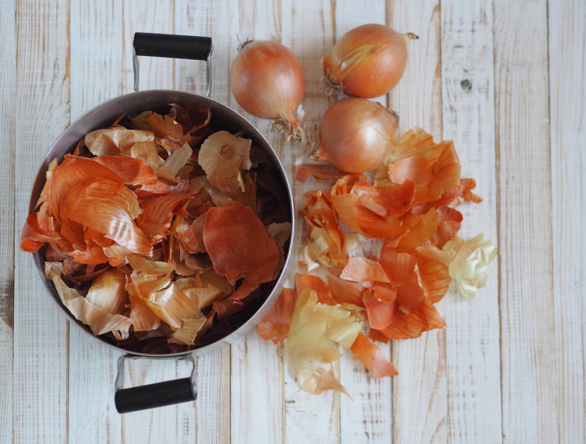 Usos que no conocías de la cáscara de cebolla