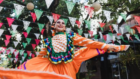 Latin,Woman,Dancer,Wearing,Traditional,Mexican,Dress,Traditional,From,Guadalajara