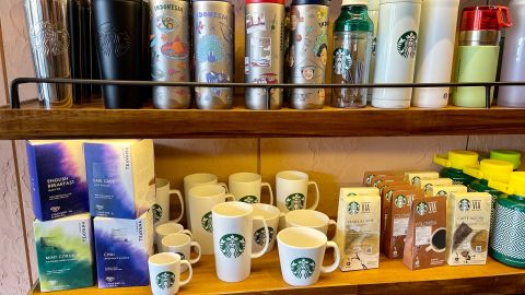 Descubre cómo es la nueva colección de Starbucks inspirada en la comunidad LGBTQ+