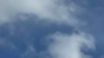 Fotografía divulgada por los Bomberos de Miami donde se ve el humo que sale del incendio que se desató alrededor de las 8:15 hora local (12:15 GMT) en el edificio Temple Court en el noroeste de la ciudad de Miami, Florida (EE.UU.).