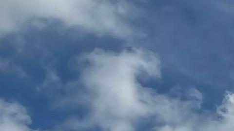 Fotografía divulgada por los Bomberos de Miami donde se ve el humo que sale del incendio que se desató alrededor de las 8:15 hora local (12:15 GMT) en el edificio Temple Court en el noroeste de la ciudad de Miami, Florida (EE.UU.).