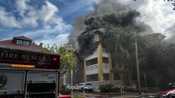 Fotografía divulgada por los Bomberos de Miami donde se ve el humo que sale del incendio que se desató alrededor de las 8:15 hora local (12:15 GMT) en el edificio Temple Court en el noroeste de la ciudad de Miami, Florida (EE.UU.).