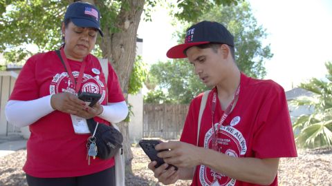 María Macías y Christopher Orozco, integrantes de la Unión de Trabajadores Culinarios, visitan viviendas para impulsar el voto a favor de candidatos progresistas, este martes en Las Vegas, Nevada (Estados Unidos).