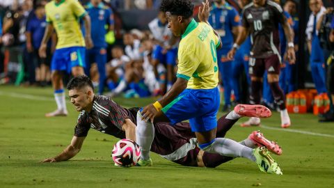 Jugada entre Endrick y Johan Vásquez al final del partido. EFE/EPA/ADAM DAVIS