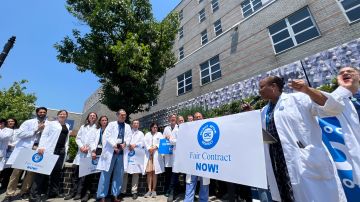 Doctores del Hospital de Elmhurst y de otros hospitales públicos exigen aumento salarial, aumento de médicos y respeto