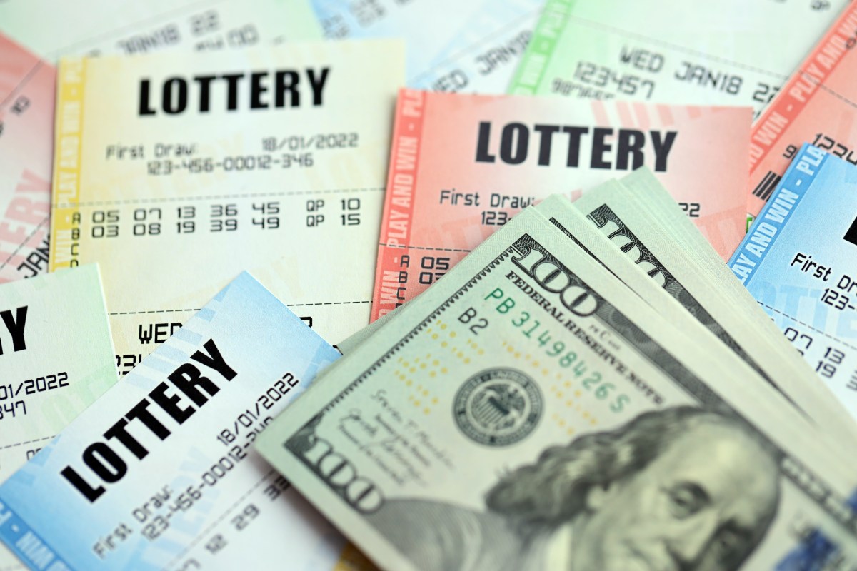 Familia gana premio de lotería de $1 millón con números que honran a madre difunta