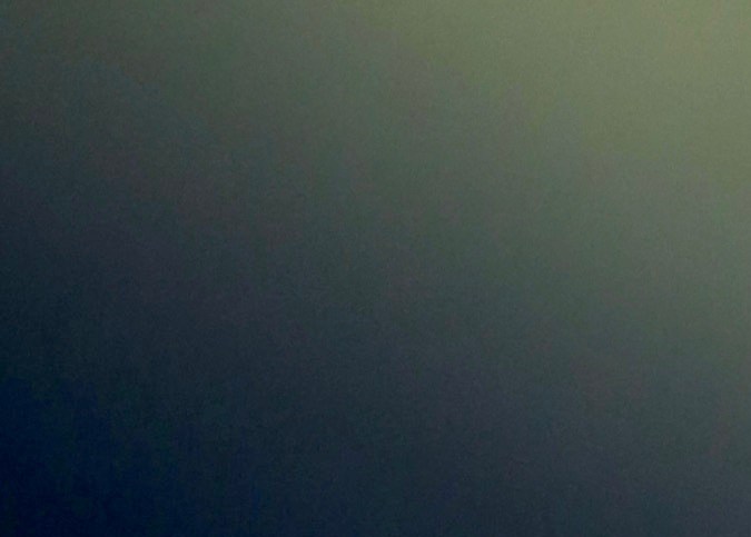 Bad Bunny actuando en un show.