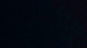 Bad Bunny actuando en un show.