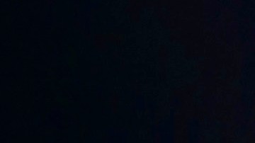 Bad Bunny actuando en un show.