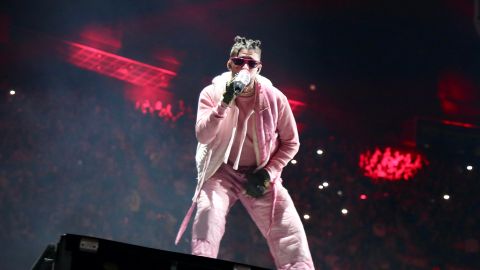 Bad Bunny actuando en un show.