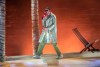 Bad Bunny actuando en un show.