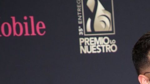 Christian Nodal y Cazzu posando.