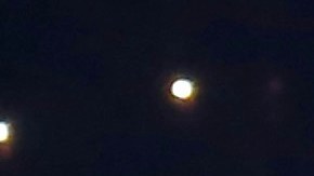 Rauw Alejandro actuando en un show.