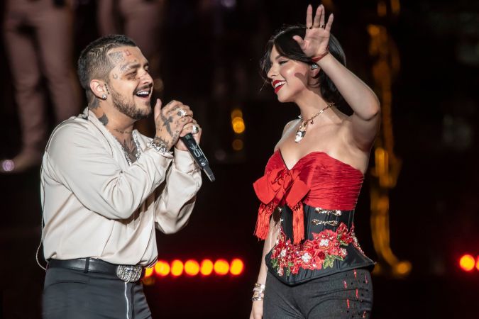 Christian Nodal y Ángela Aguilar actuando juntos.