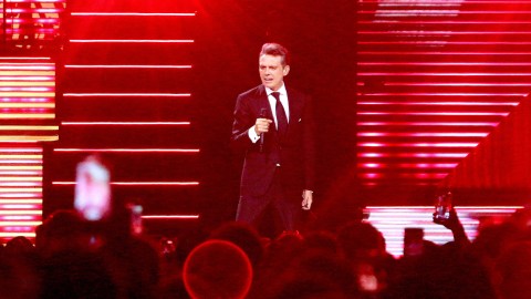 Luis Miguel actuando.