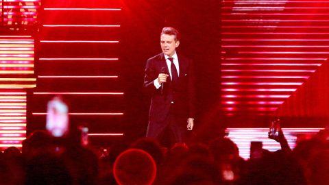 Luis Miguel actuando en un show.