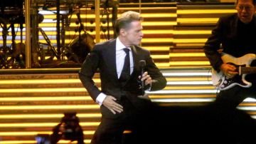 Luis Miguel actuando en un show.