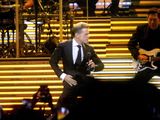 Luis Miguel actuando en un show.