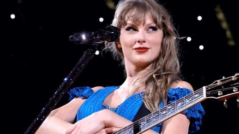 Taylor Swift actuando en un show.